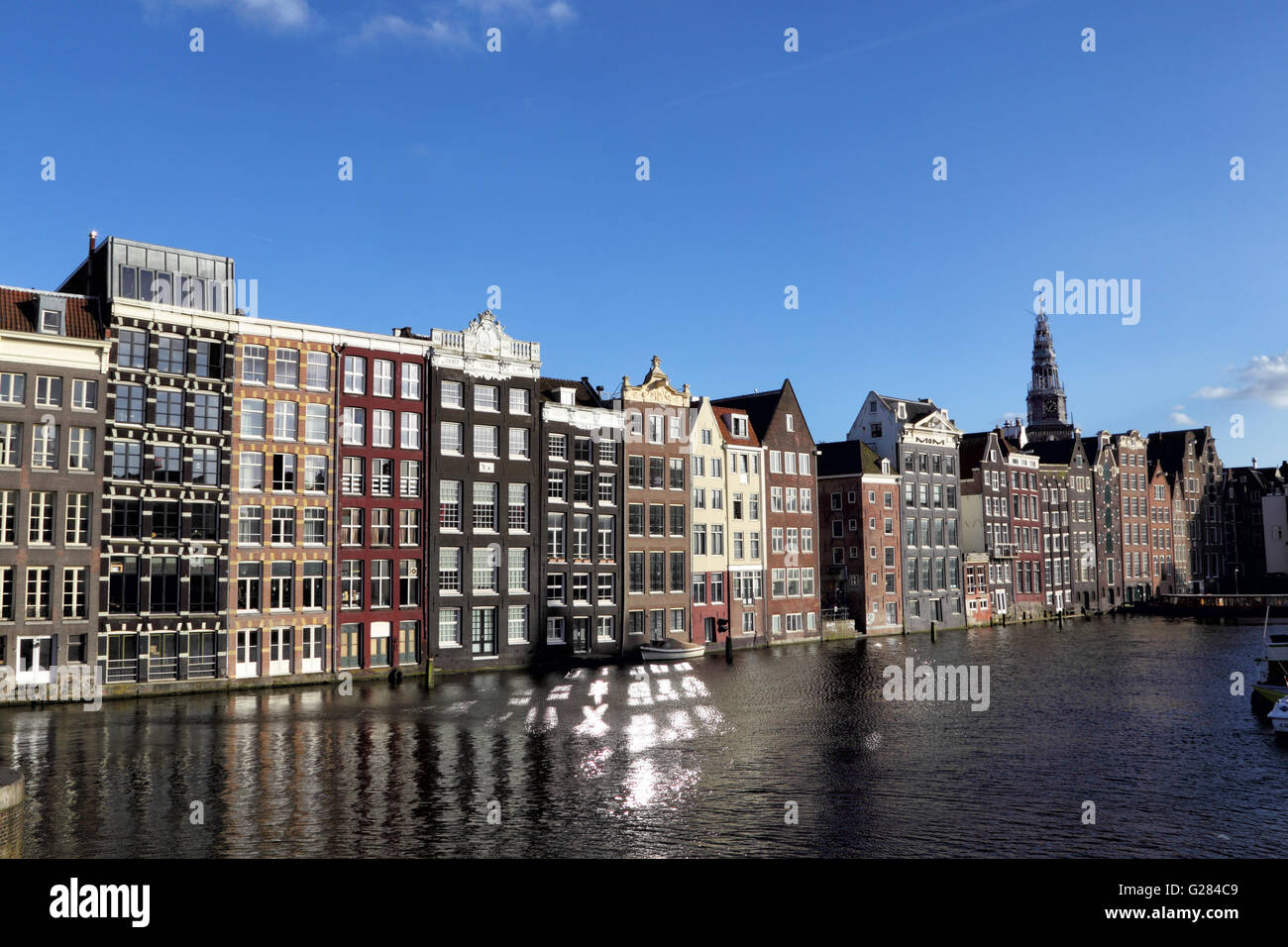 Maisons typiques d'Amsterdam l'article directement sur le canal à Damrak à Amsterdam, Pays-Bas, Europe. Banque D'Images