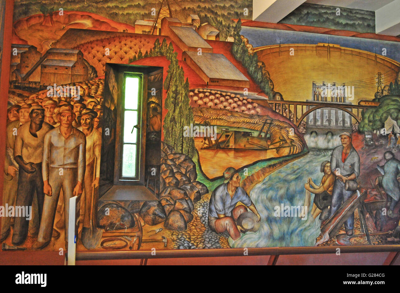 San Francisco : l'intérieur de la Coit Tower avec peintures murales créées par différents artistes, achevée en 1934 et autorisée en tant qu'œuvre d'art public Banque D'Images