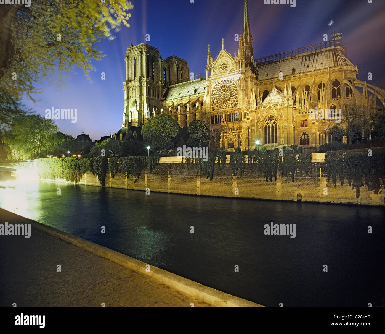 FR - PARIS : La Seine et Notre Dame par nuit Banque D'Images