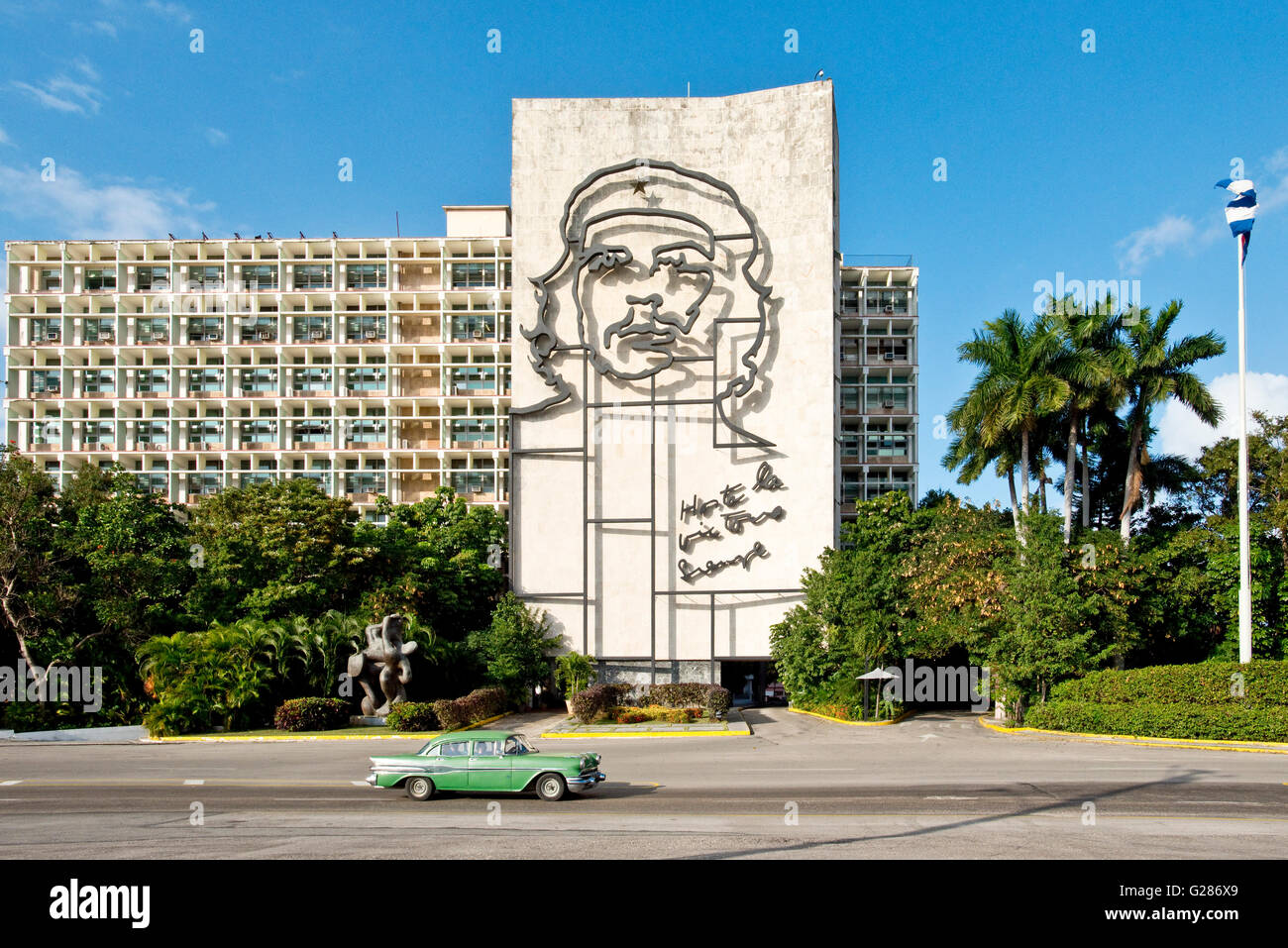 Un 1957 Pontiac starchief sur la place de la révolution passent le ministère de l'intérieur, avec l'image de Che Guevara. Banque D'Images