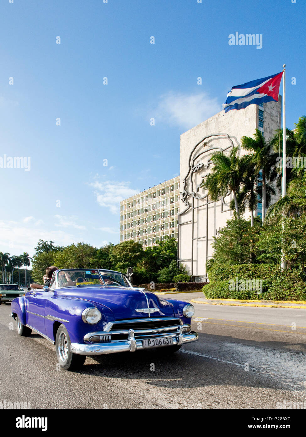 Une Chevrolet Bel Air 1951 sur la place de la révolution passent le ministère de l'intérieur, avec l'image de Che Guevara. Banque D'Images