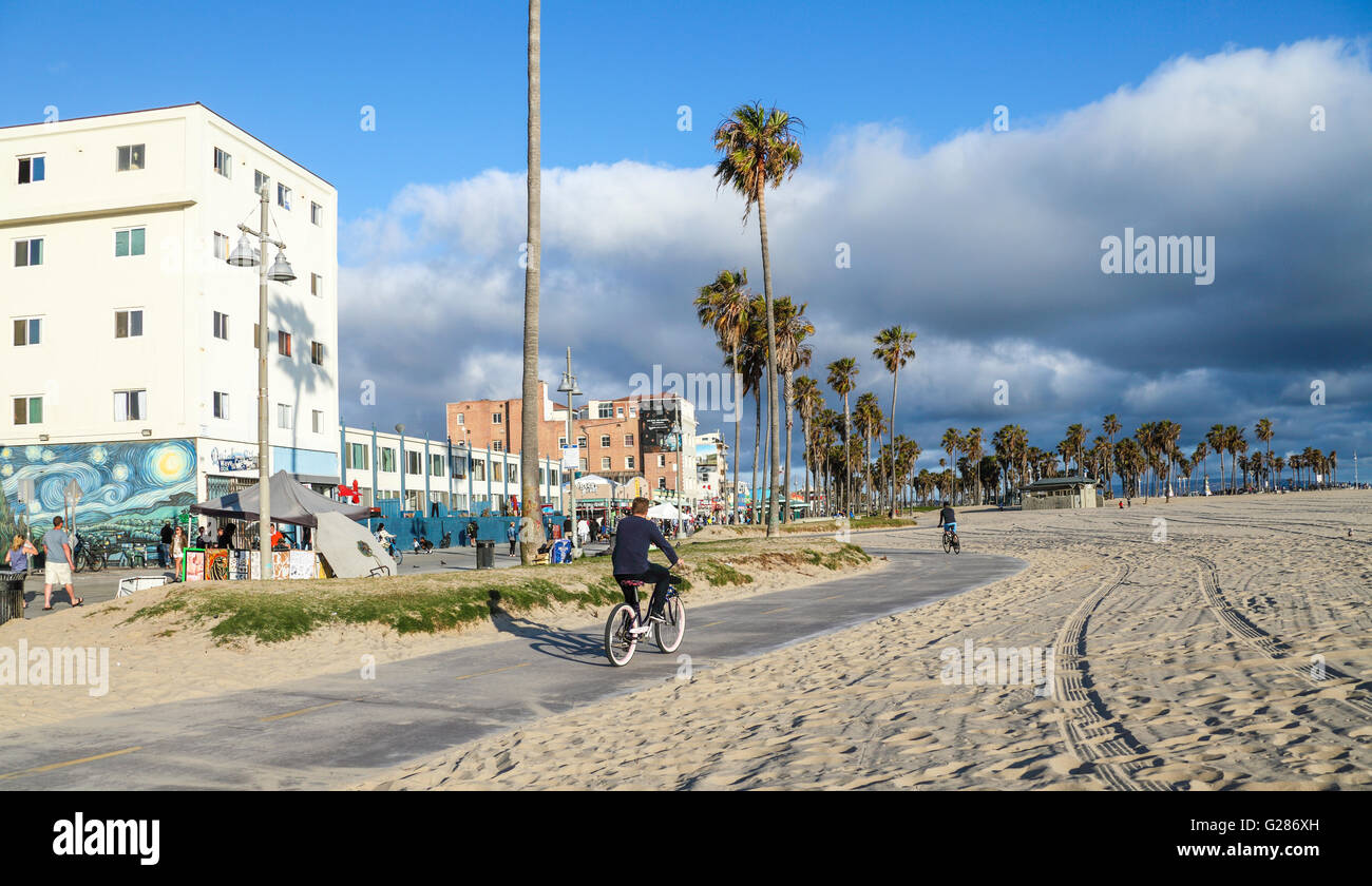 Les cyclistes sur la piste cyclable dans la région de Venice, Californie Banque D'Images