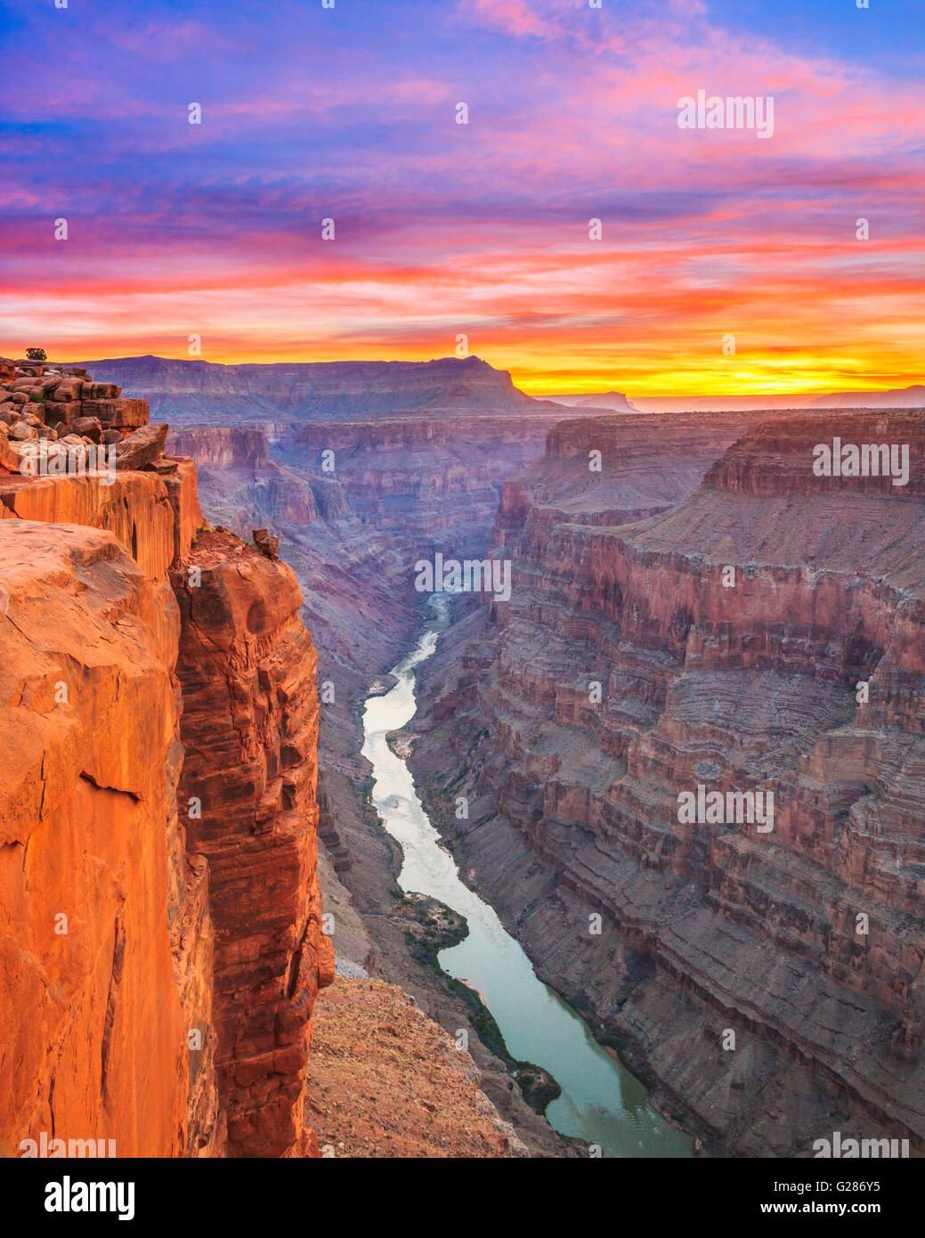 Le lever du soleil sur la rivière Colorado à toroweap oublier dans le parc national du Grand Canyon, Arizona Banque D'Images