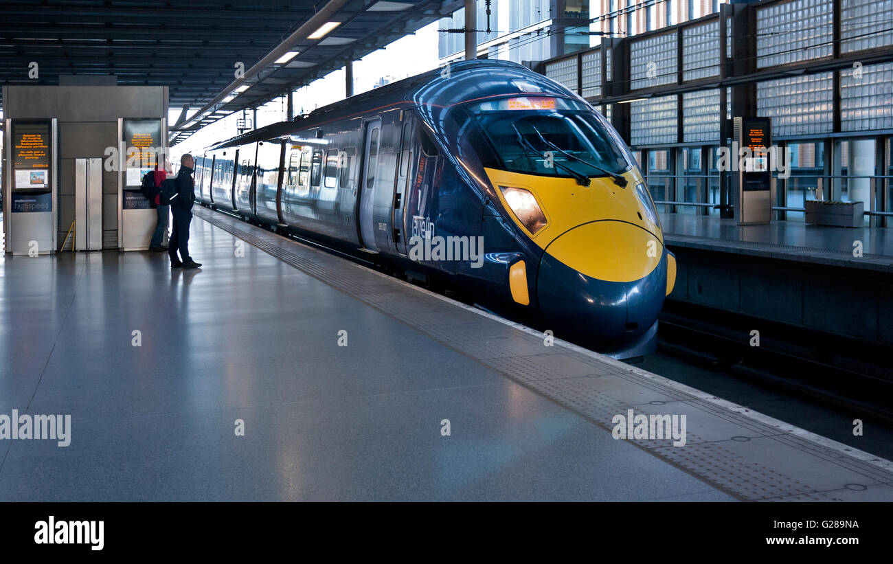 Train à grande vitesse Javelin arrivant à Londres St Pancras International Station Banque D'Images