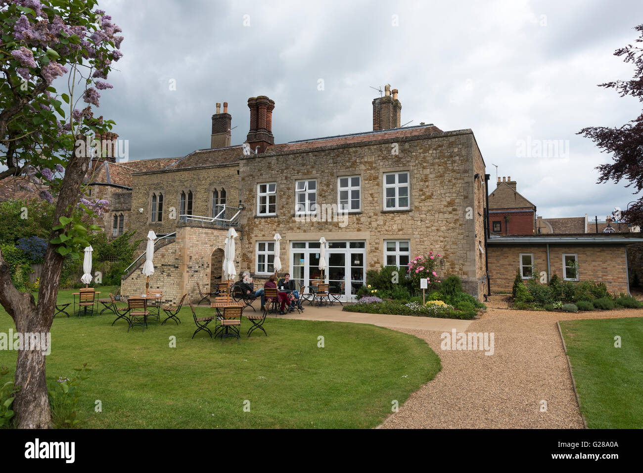 Almonry restaurant et salons de thé tea garden Ely Cambridgeshire England UK Banque D'Images