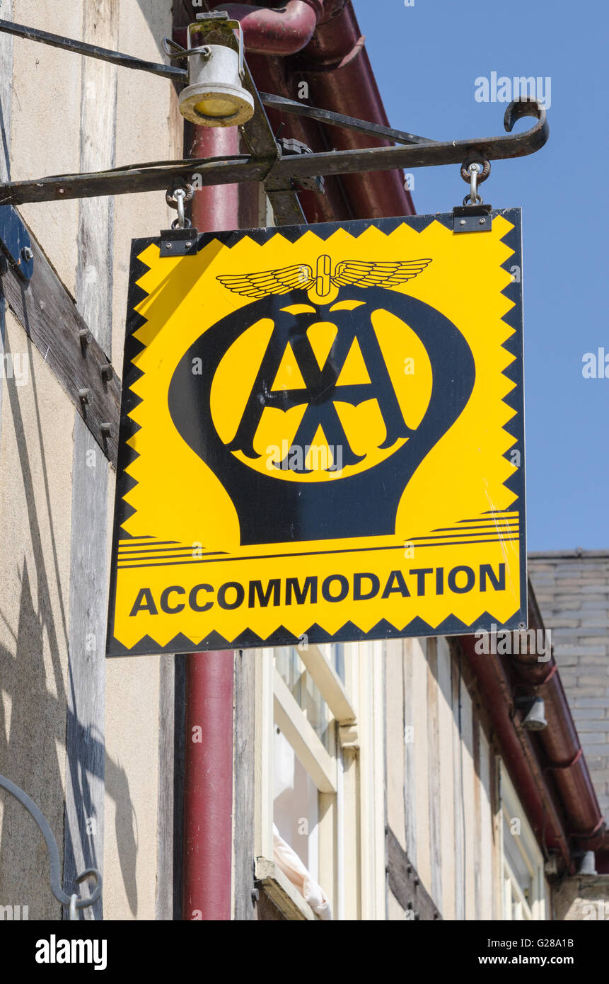 Hébergement à l'ancienne AA sign en dehors du Charlton armes dans Ludlow Banque D'Images