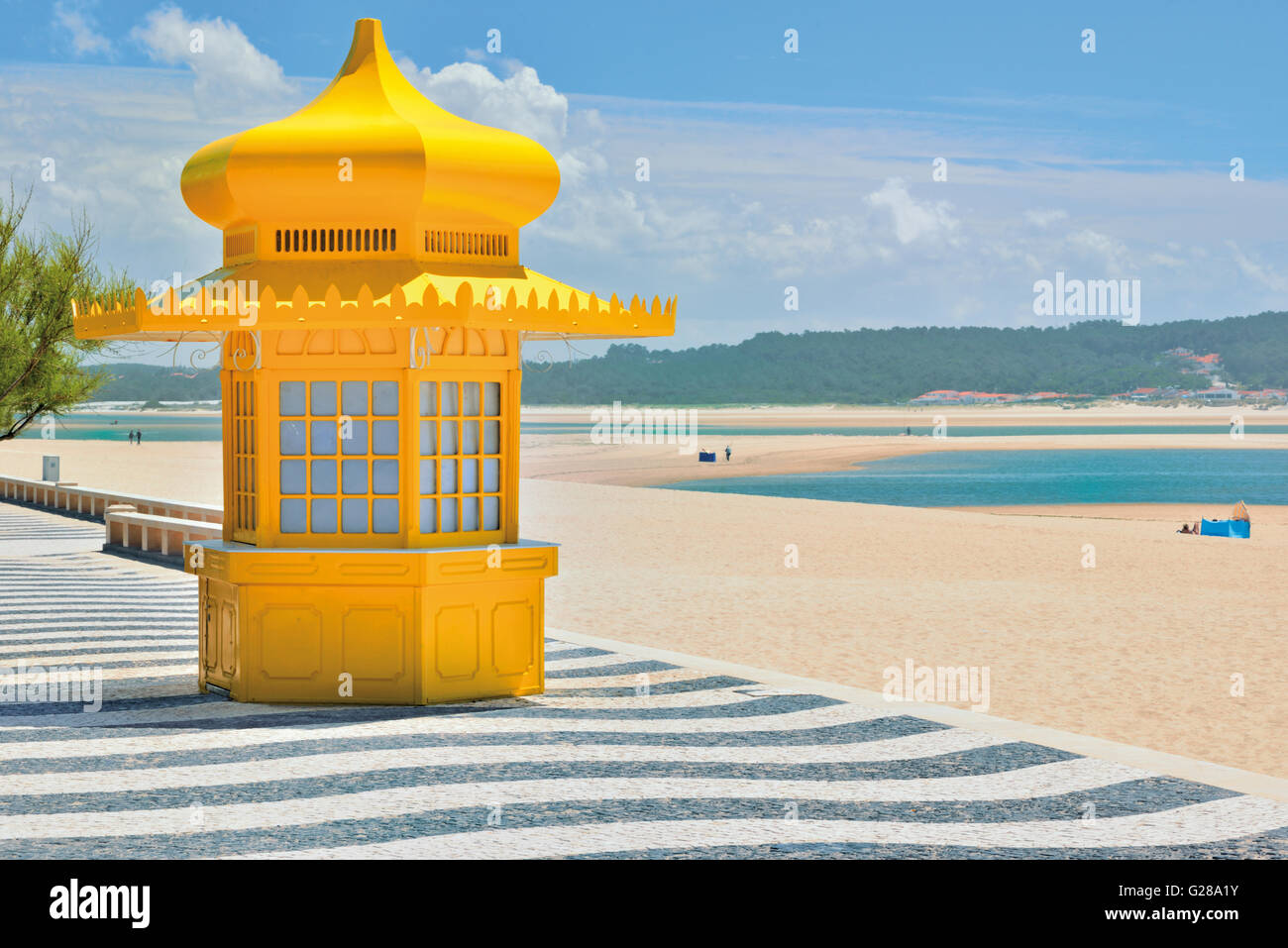 Portugal : kiosque jaune et décoré avec du sable des trottoirs pavés portugais et de la lagune Lagoa de Obidos dans Foz do Arelho Banque D'Images