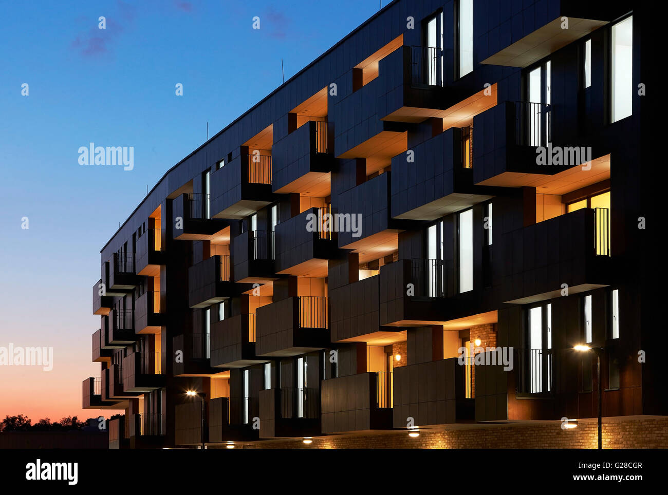 Vue de la façade avec des balcons en saillie et Ciel de coucher du soleil. Lieu alpin, Brent, London, Royaume-Uni. Architecte : Ayre Chamberlain Gaunt, 2015. Banque D'Images