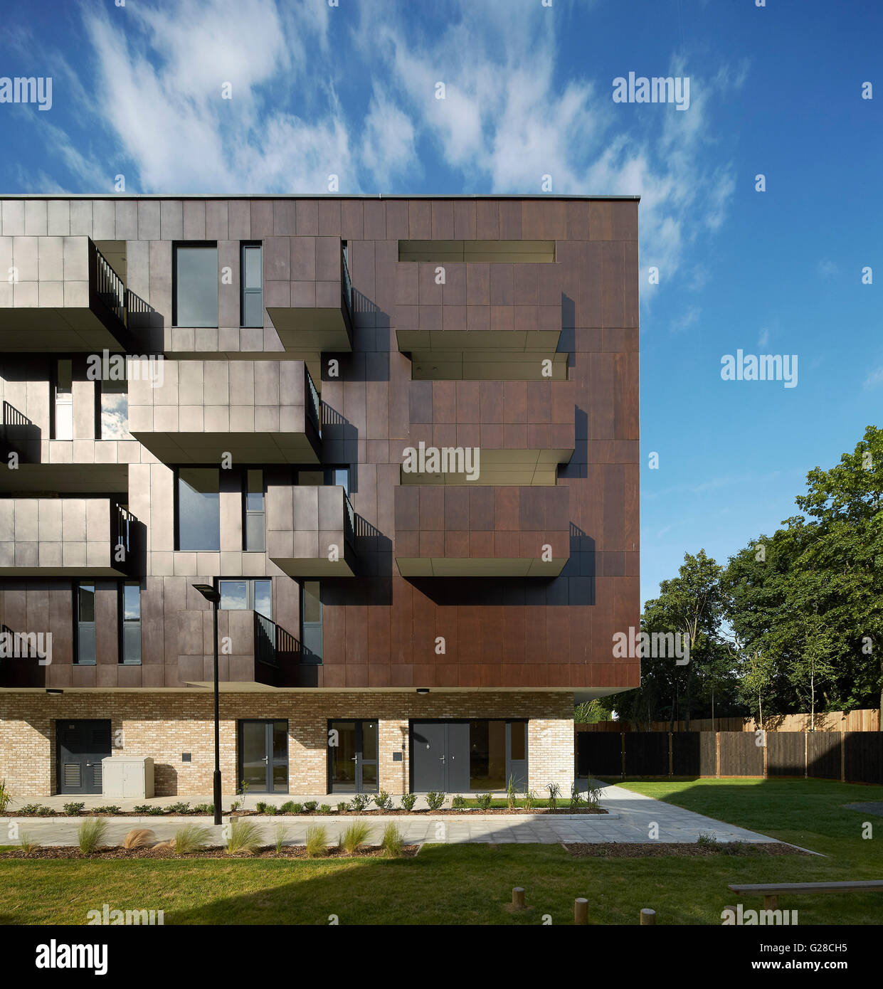 Élévation partiel avant de placage en bois façade. Lieu alpin, Brent, London, Royaume-Uni. Architecte : Ayre Chamberlain Gaunt, 2015. Banque D'Images