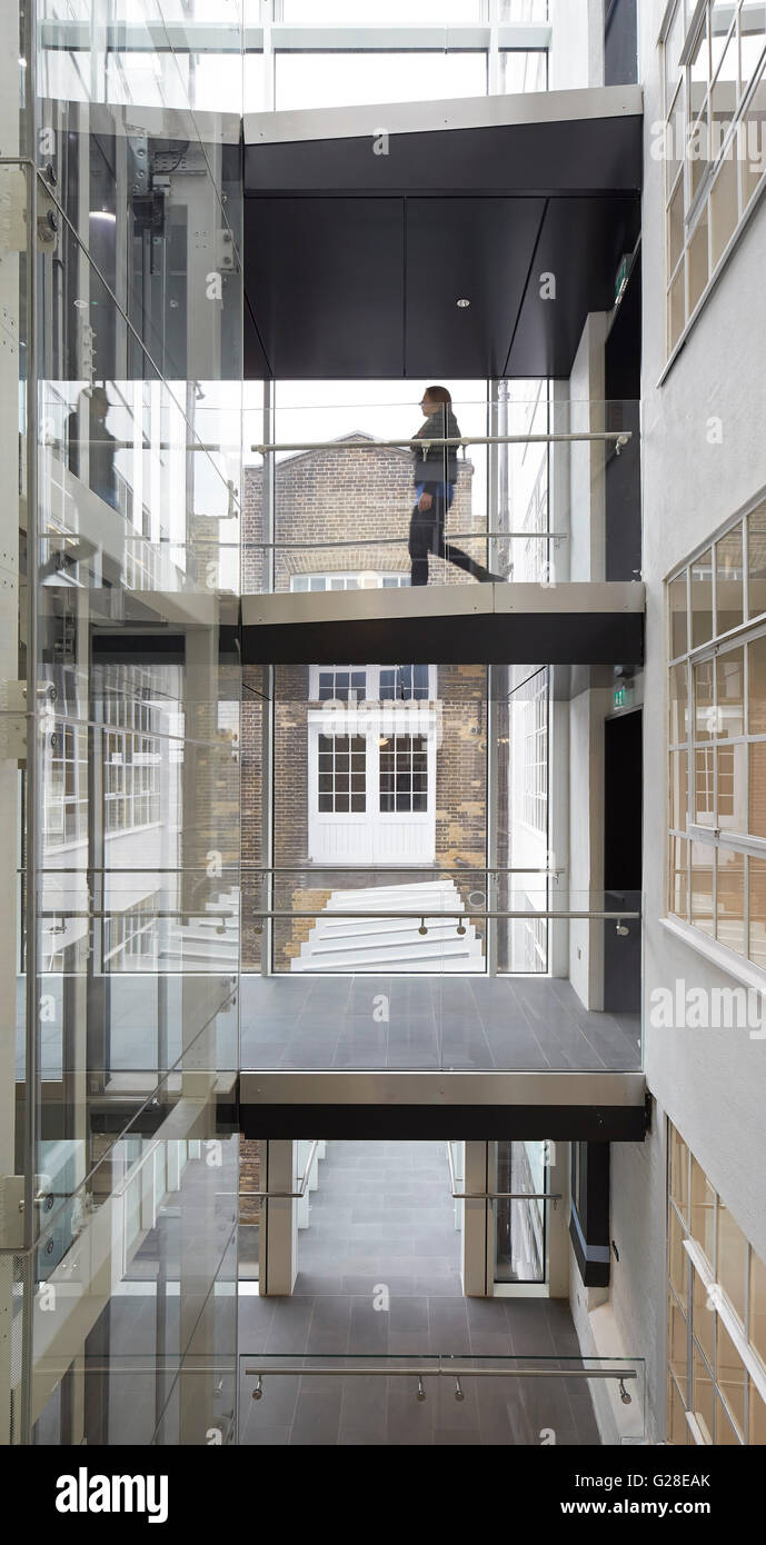Liens couloir vitré. Heal's, Torrington Place, Londres, Royaume-Uni. Architecte : John McAslan & Partners, 2014. Banque D'Images