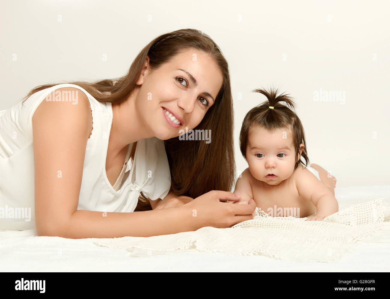 Portrait de Mère et bébé se trouvent sur serviette blanche Banque D'Images