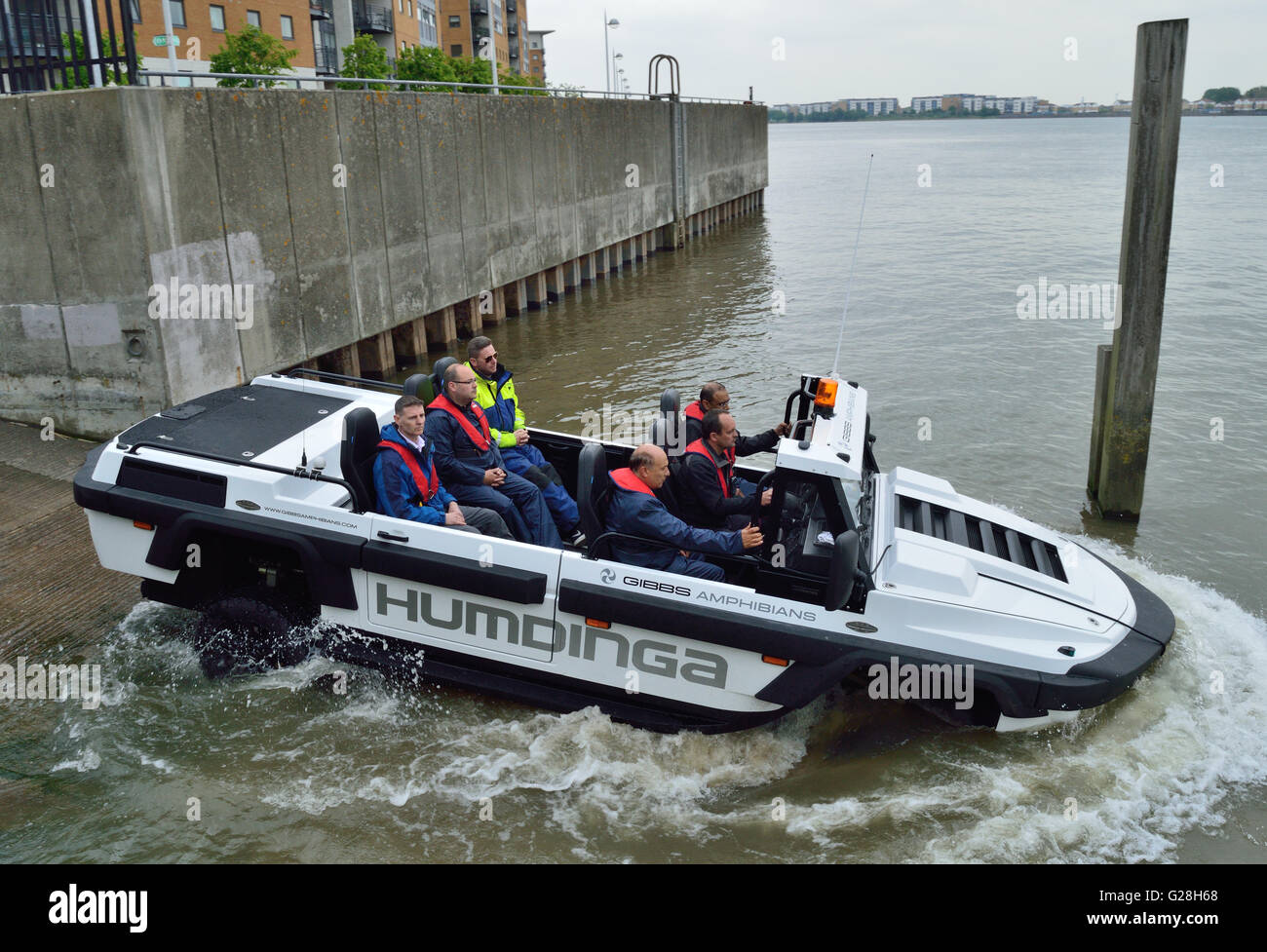 Les Amphibiens Gibbs amphibie véhicule utilitaire Hundinga en cours d'essais sur la Tamise à Londres Banque D'Images