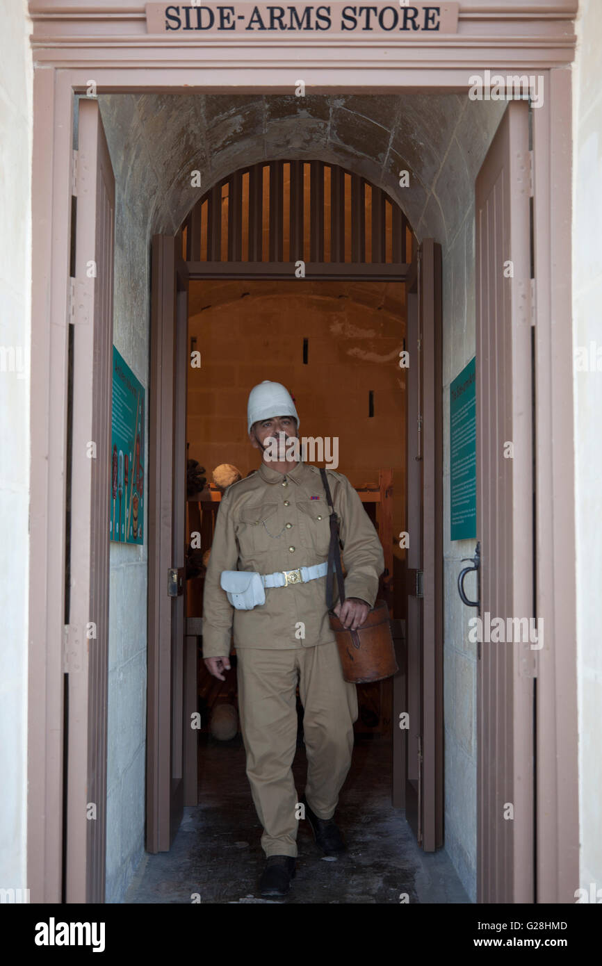 Un reenactor et guide du site en treillis militaires transportant de la poudre à fusil d'un magazine historique à la batterie de salut Banque D'Images