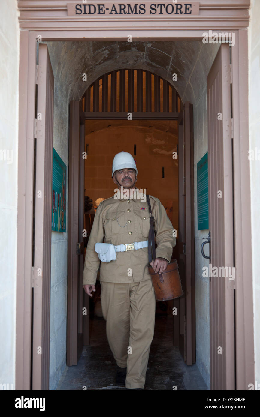 Un reenactor et guide du site en treillis militaires transportant de la poudre à fusil d'un magazine historique à la batterie de salut Banque D'Images