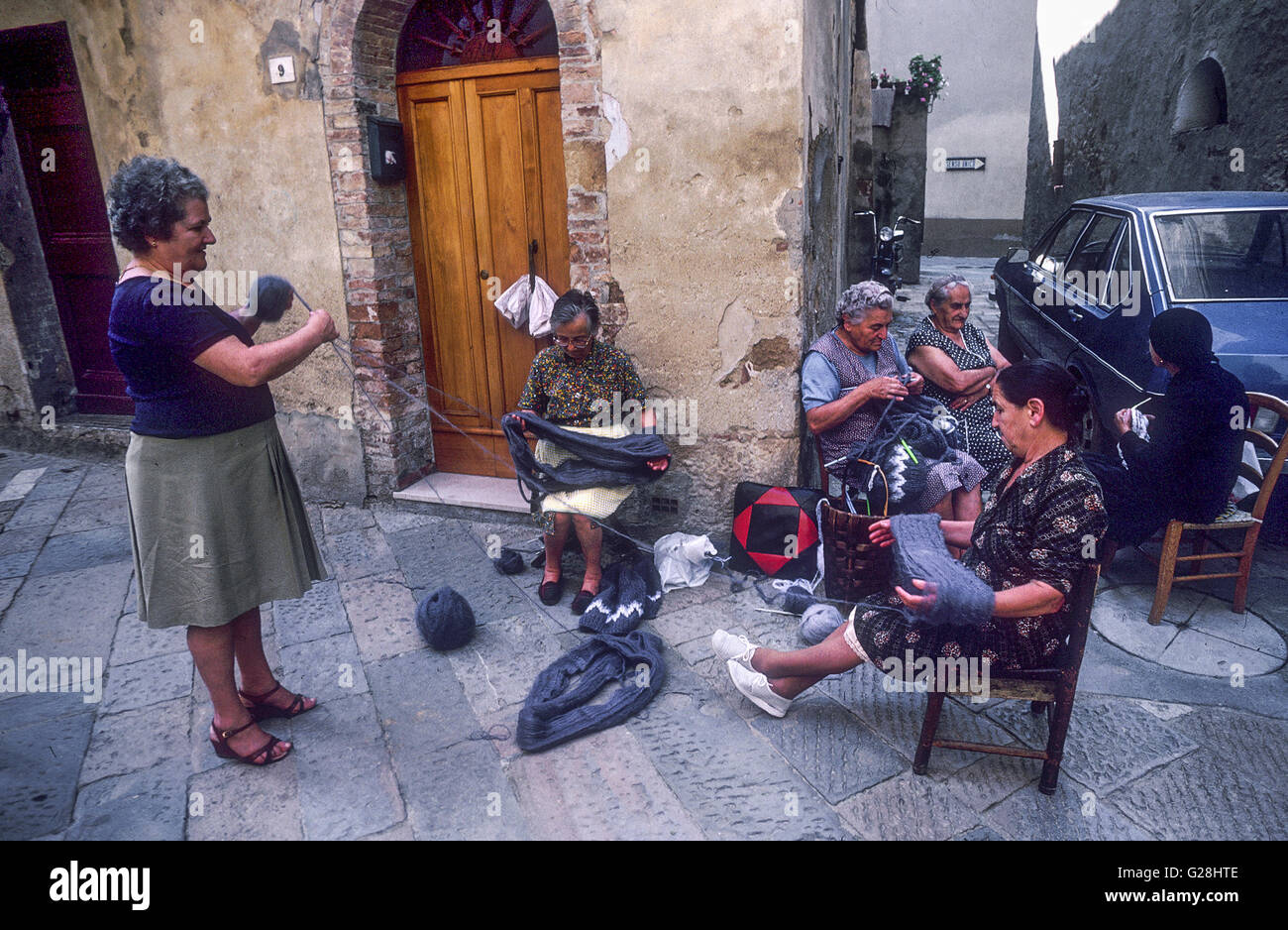 Les femmes dans les rues de Pienza (Toscane) Banque D'Images