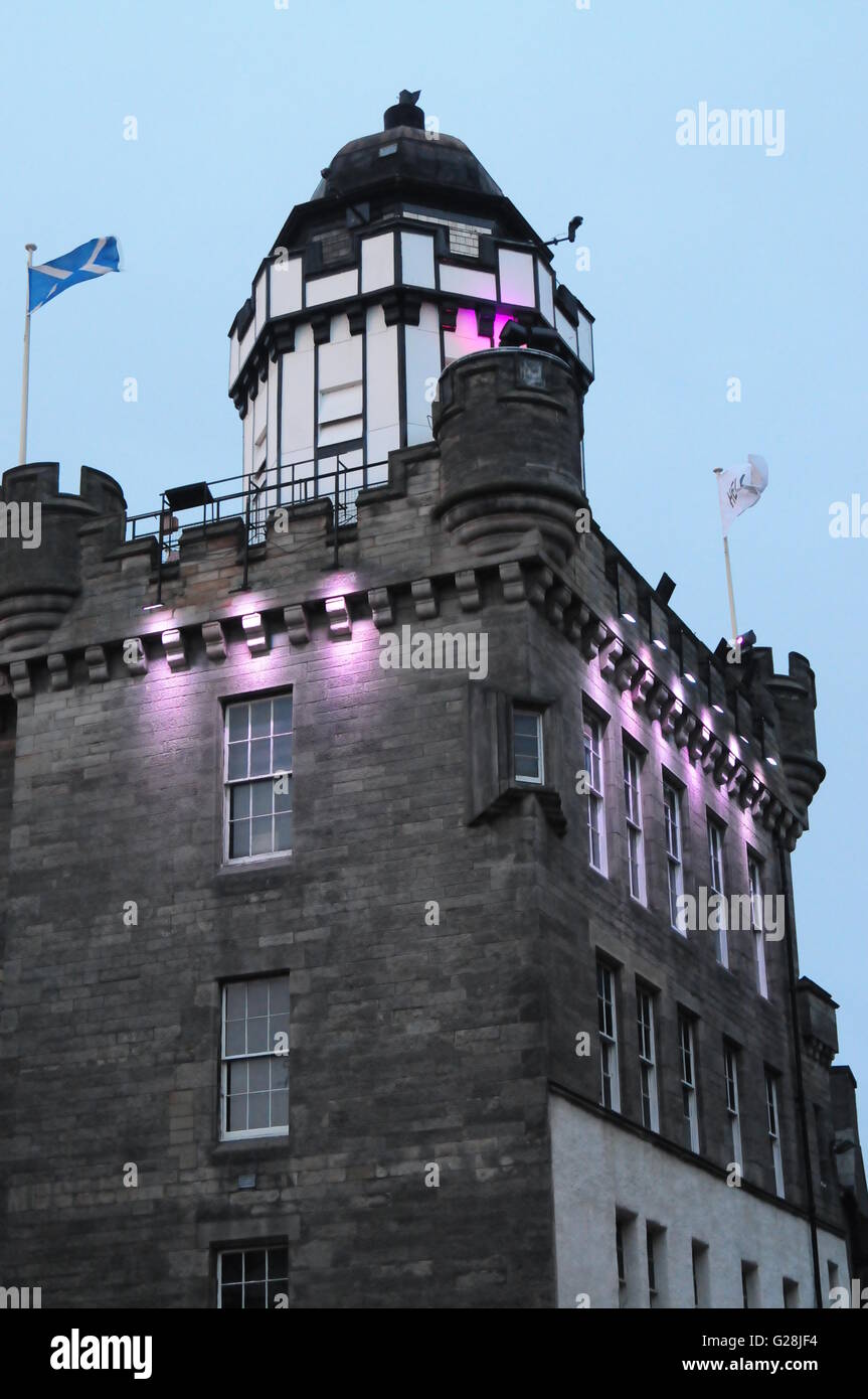 Haut de la camera obscura sur Royal Mile d'Édimbourg au crépuscule Banque D'Images