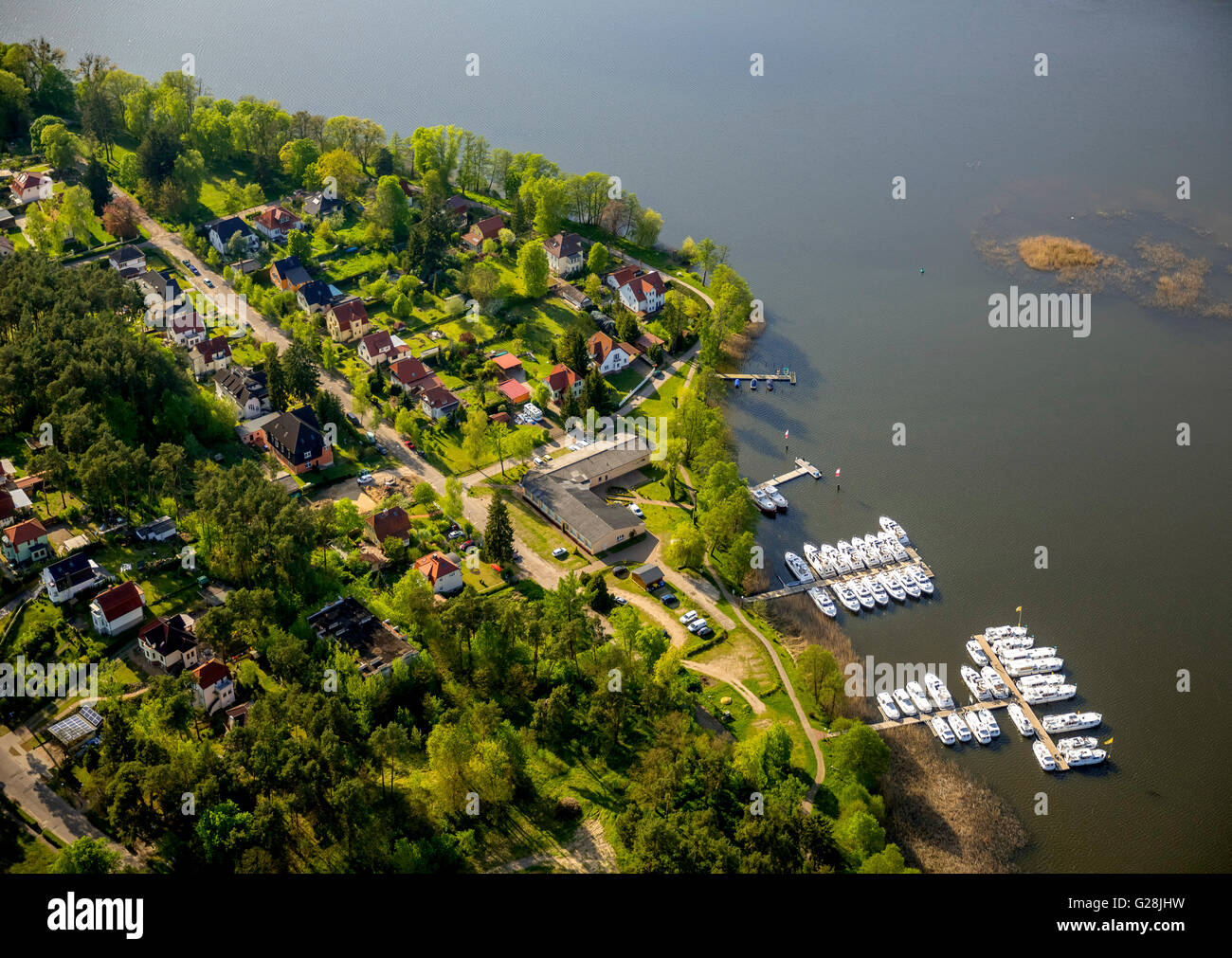 Vue aérienne, de la jetée, et les excursions en bateau sur Roblinsee dans Fuerstenberg, Fuerstenberg / Havel Mecklenburg Lake District, l'Allemagne, de l'Europe Banque D'Images