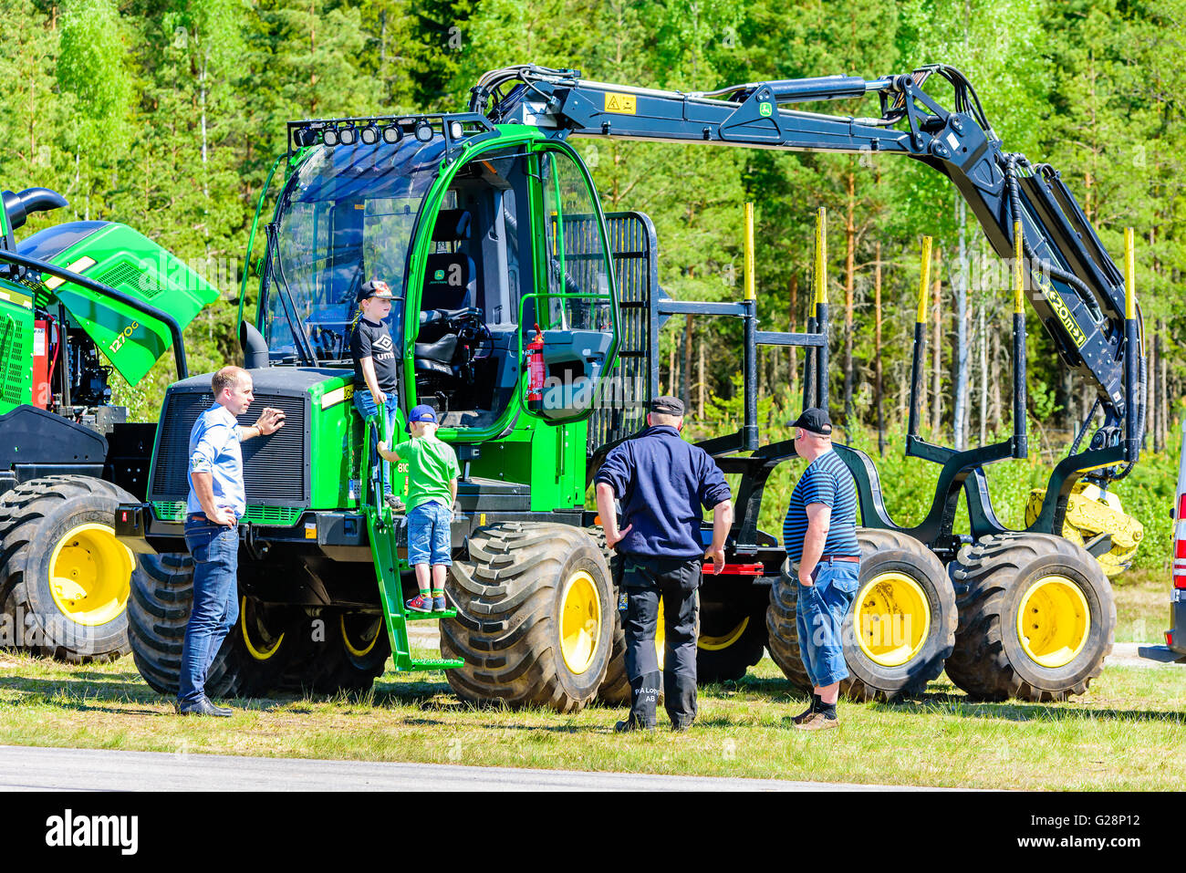 Emmaboda, Suède - Mai 13, 2016 : et le tracteur (Skog och traktor) juste. John Deere Forestry transitaire machine 810E avec vis Banque D'Images