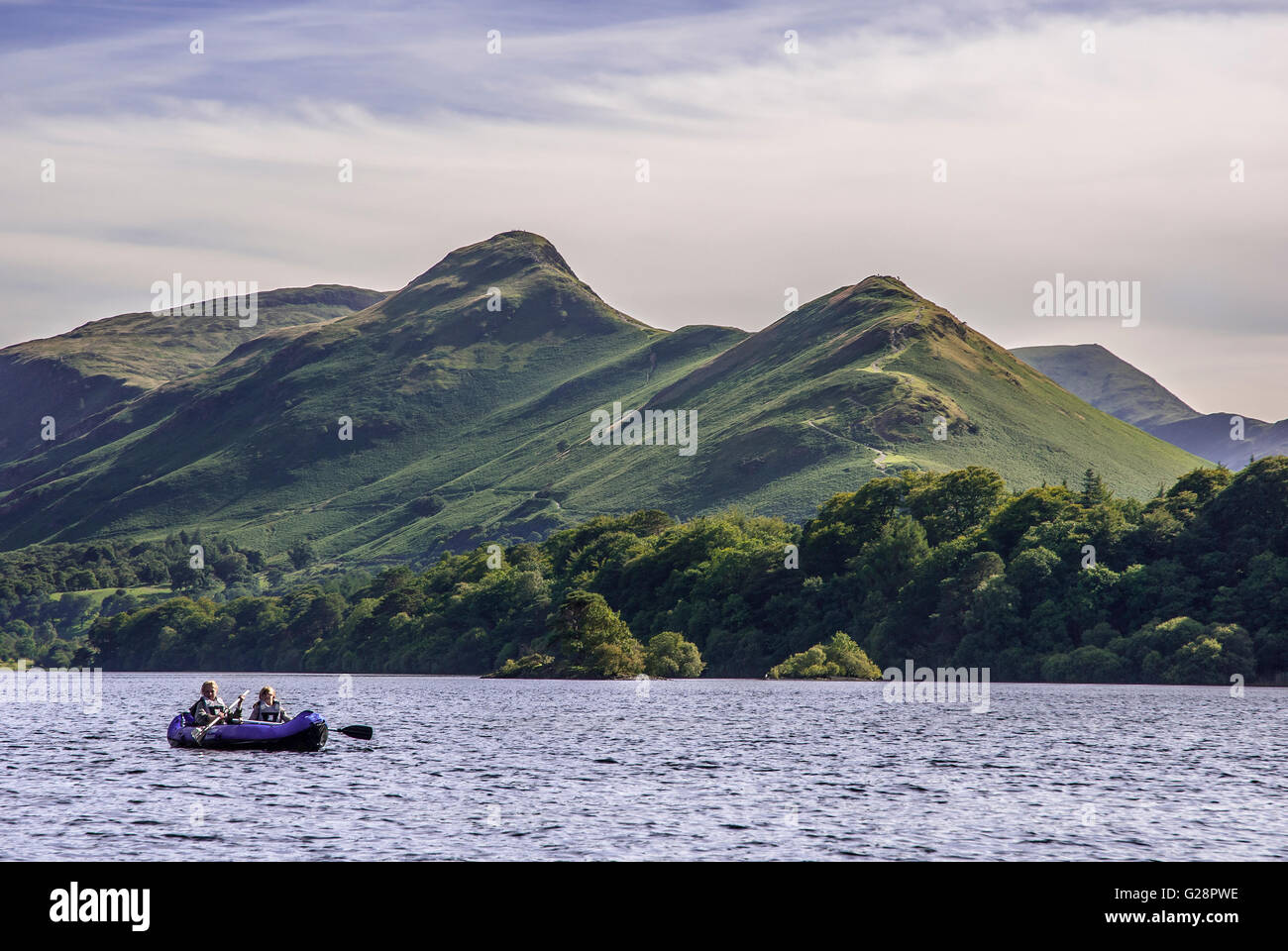Un canot sur Derwentwater dans le Lake District, Cumbria au nord ouest de l'Angleterre. La colline Catbells est dans l'arrière-plan. Banque D'Images