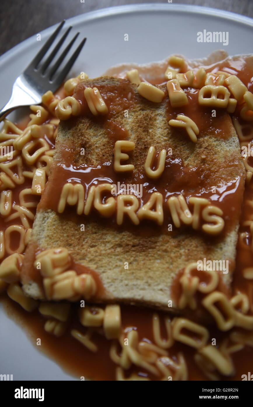 Les migrants de l'UE UE - notion de référendum droit dans les enfants de pâtes alphabet sur toast Banque D'Images