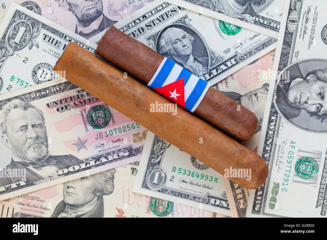 Détail de cigares cubains de luxe sur le dollar US banknotes Banque D'Images