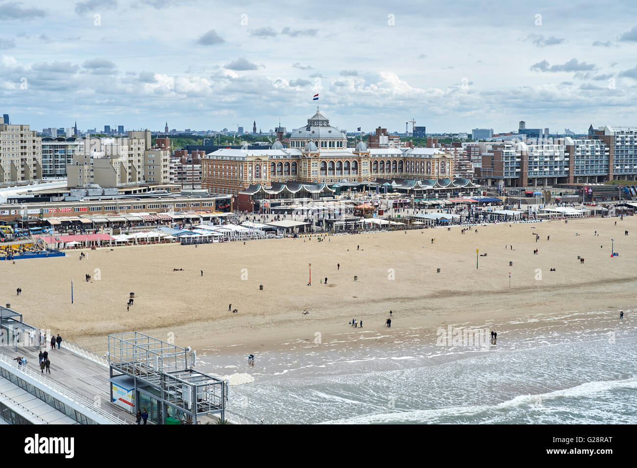 Vue depuis la jetée de la promenade de Scheveningen, à La Haye Beach Banque D'Images