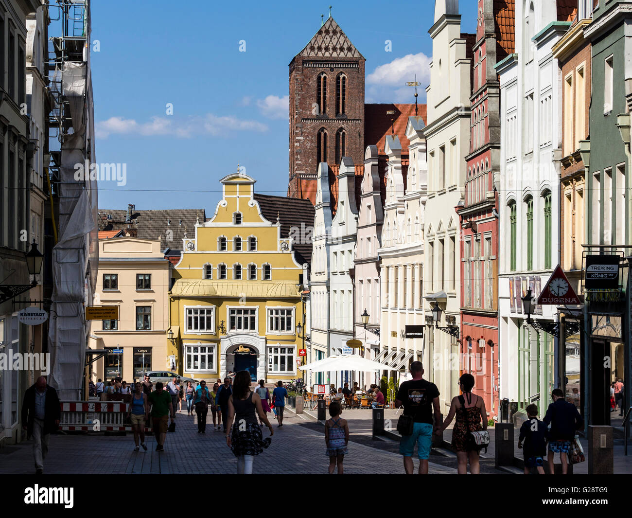 L'église Saint Nikolai et façades en street Krämerstrasse, Wismar, Allemagne Banque D'Images