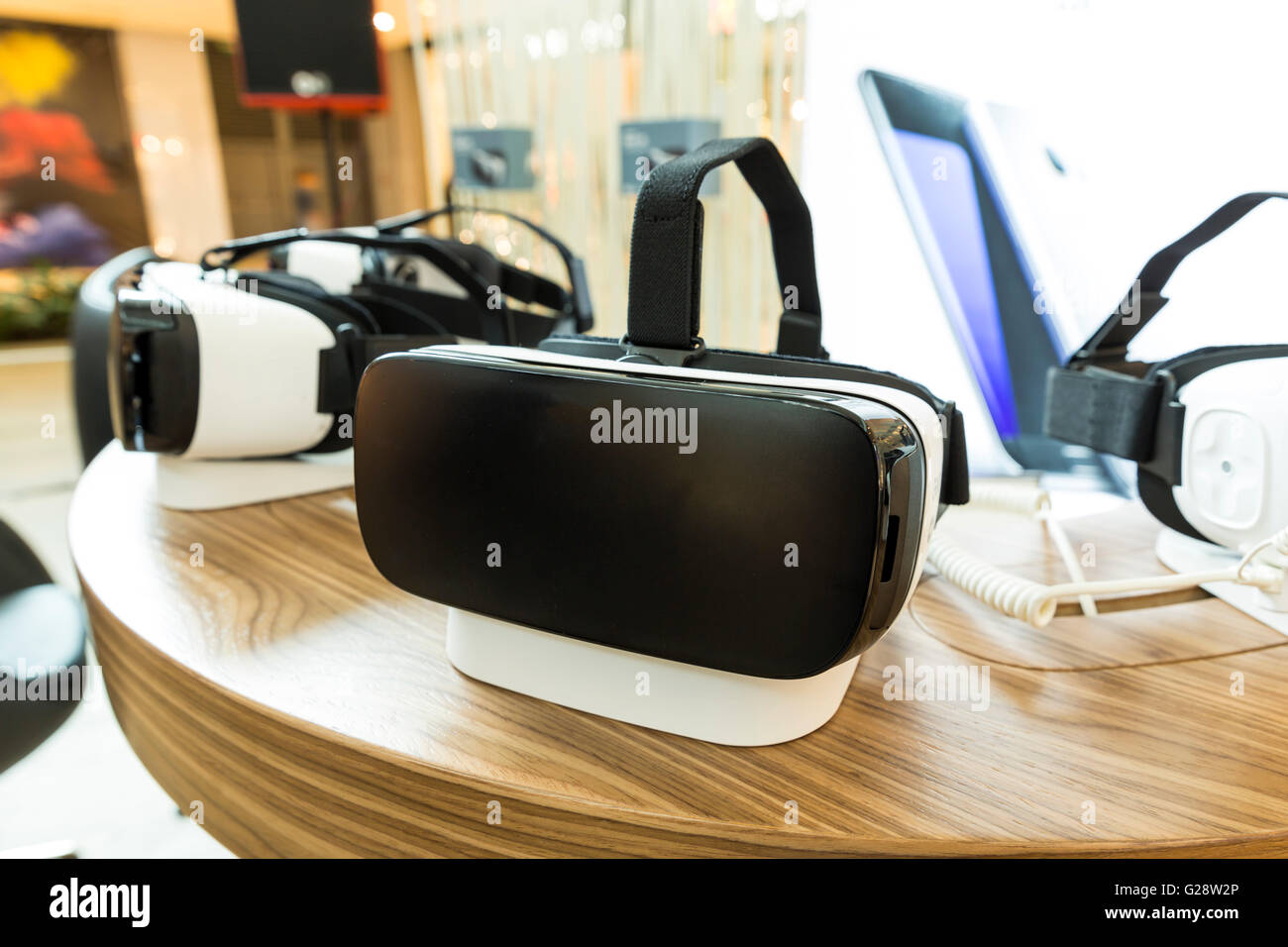 La réalité virtuelle (RV) Casques (verres) sur une table. Multimédia immersive VR est simulé par ordinateur ou la réalité - un ordinateur techno Banque D'Images