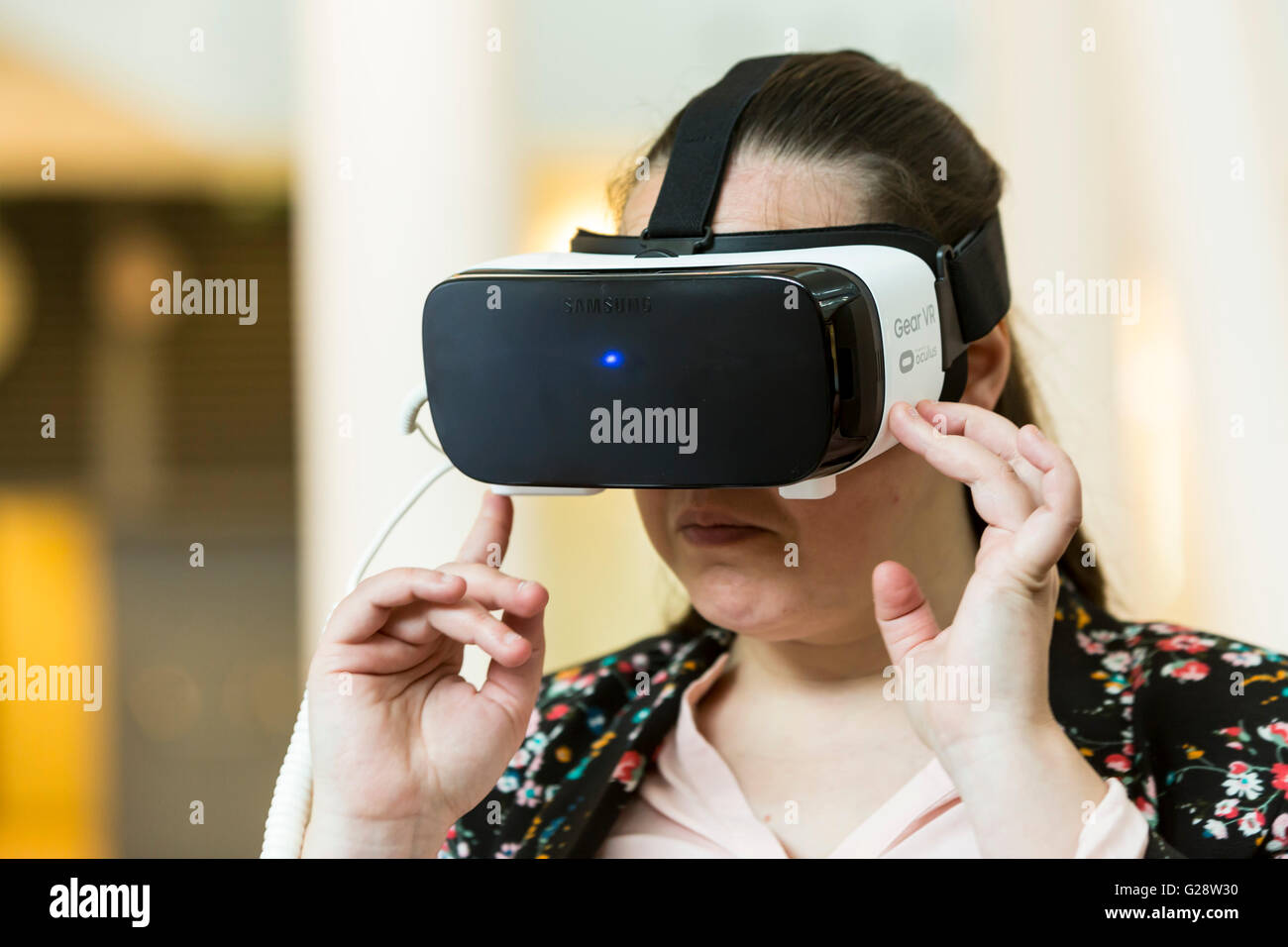 Sofia, Bulgarie - 13 mai 2016 : Une jeune femme d'expérience de montage de réalité virtuelle (RV) un casque (lunettes) rig sur la tête du Banque D'Images