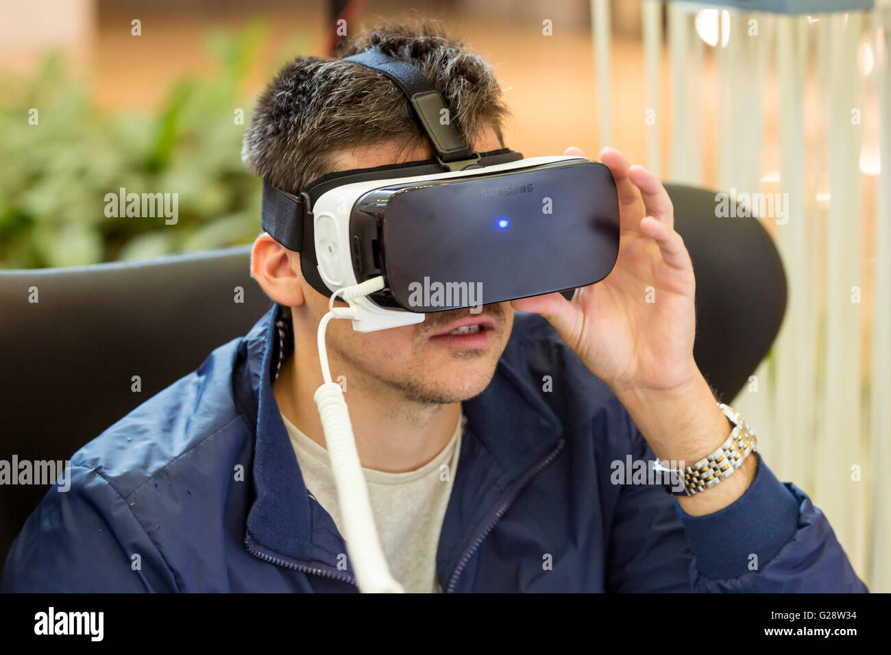 Sofia, Bulgarie - 13 mai 2016 : un homme fait l'expérience de réalité virtuelle (RV) un casque (lunettes) rig sur sa tête pendant un e Banque D'Images