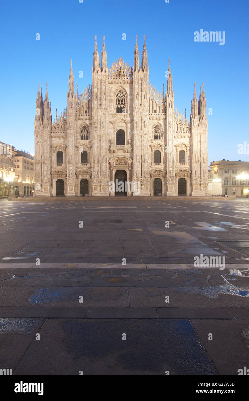 Duomo di Milano (la cathédrale de Milan) au crépuscule Banque D'Images