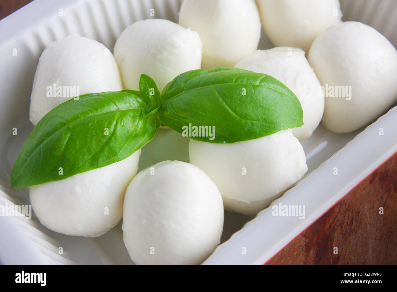 La mozzarella italien frais et une feuille de basilic Banque D'Images