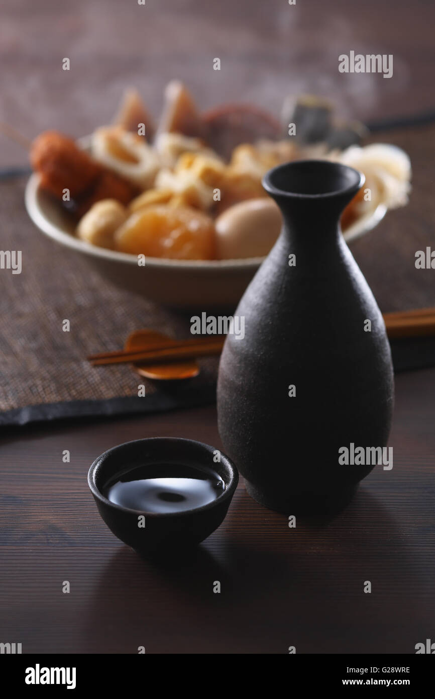 Le saké japonais et Oden Banque D'Images