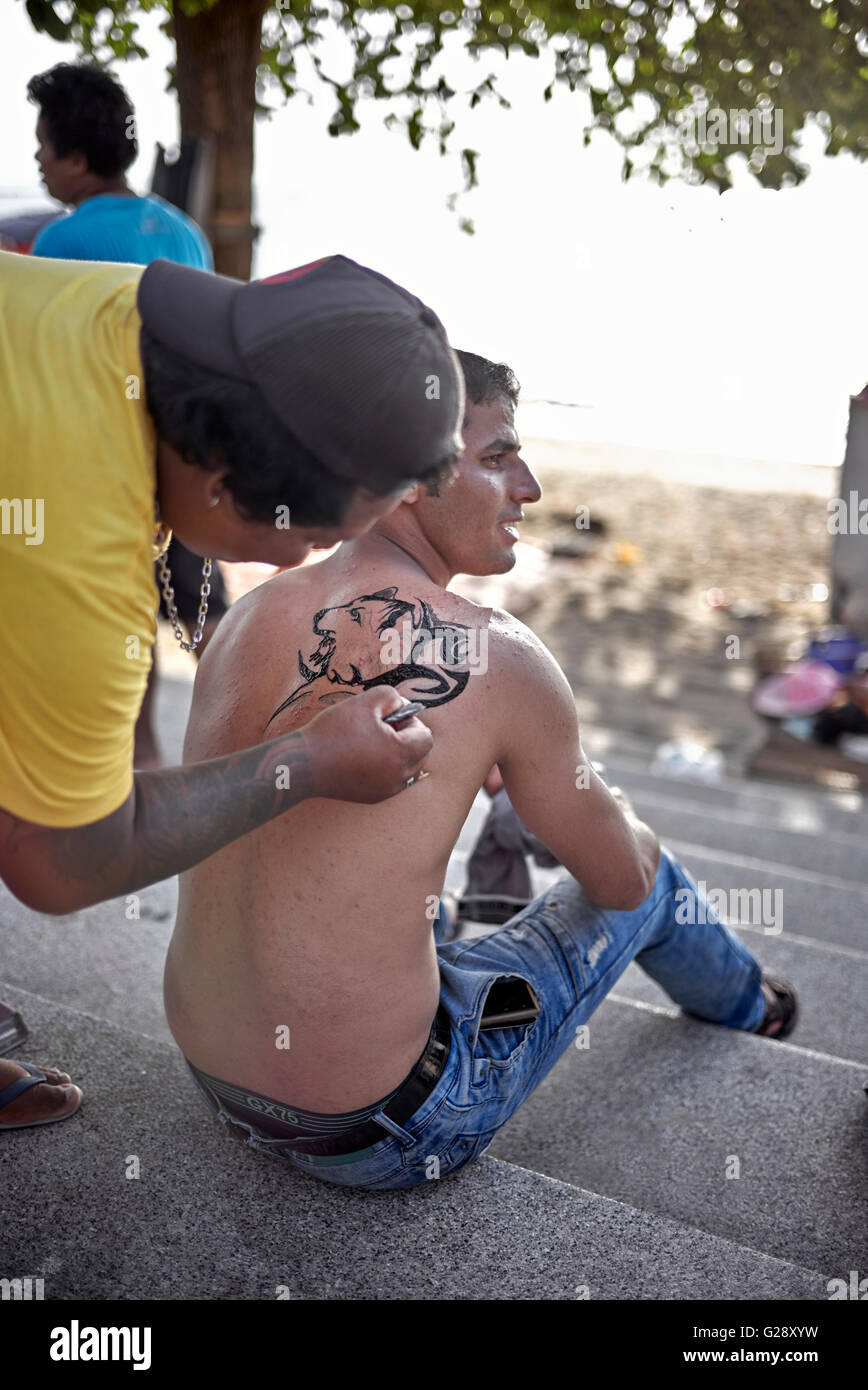 Les touristes thaïlandais ont subi un tatouage temporaire peint qui se délaverait après deux semaines. Homme tatoué Banque D'Images