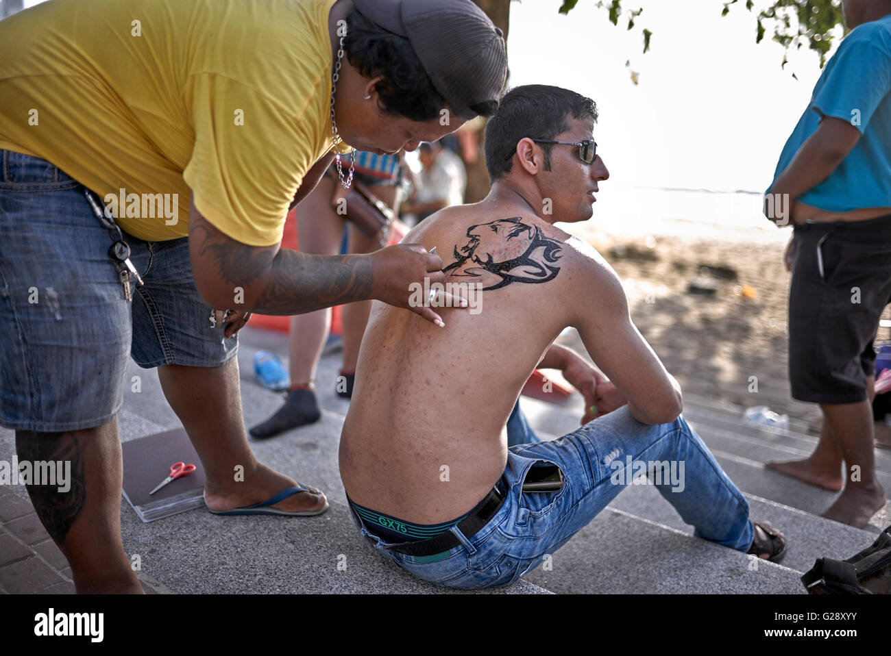 Les touristes thaïlandais ont subi un tatouage temporaire peint qui se délaverait après deux semaines. Homme tatoué Banque D'Images