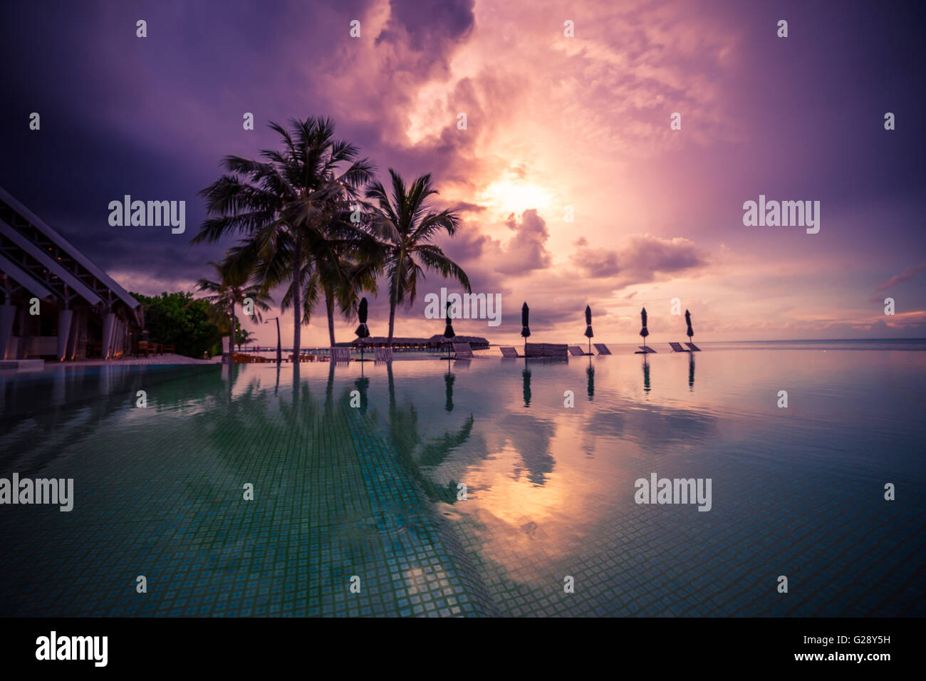 Incroyable coucher du soleil plage aux Maldives. Concept d'arrière-plan Banque D'Images