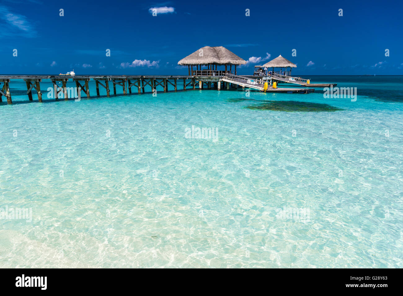 Plage étonnante aux Maldives avec l'eau de luxe villas. Concept d'arrière-plan exotique. Banque D'Images