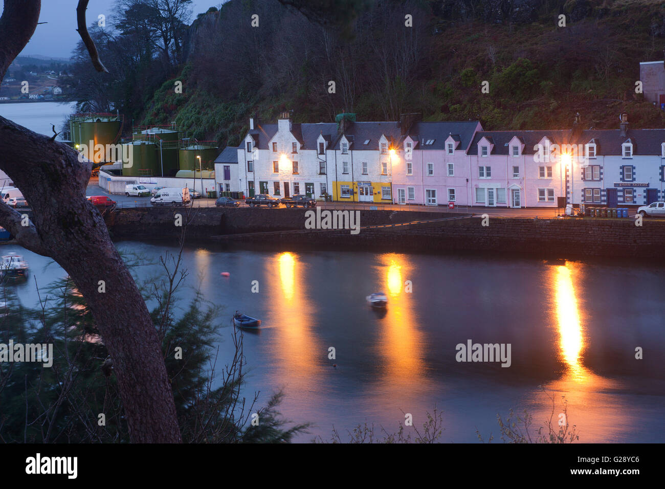 Maisons colorées à Portree, Isle of Skye, Scotland at dawn Banque D'Images