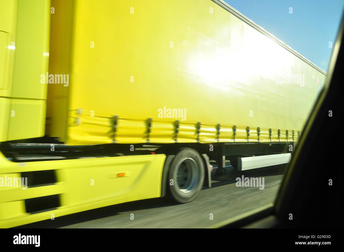 Déménagement rapide camion jaune, motion blur Banque D'Images
