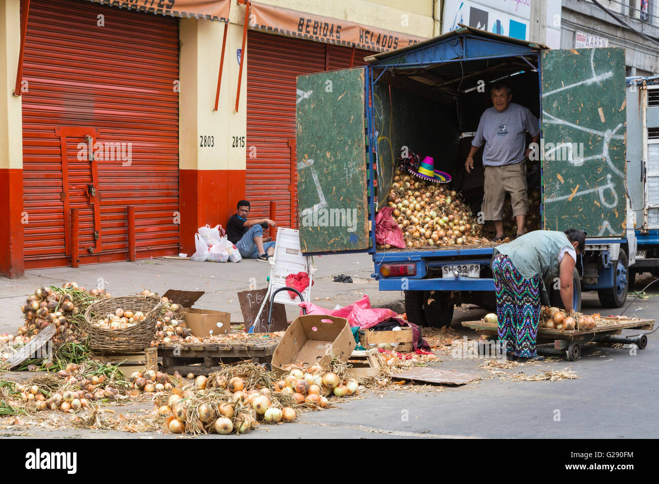 Des produits frais pour la vente au marché de la ville colorée à Valparaiso, Chili, Amérique du Sud. Banque D'Images