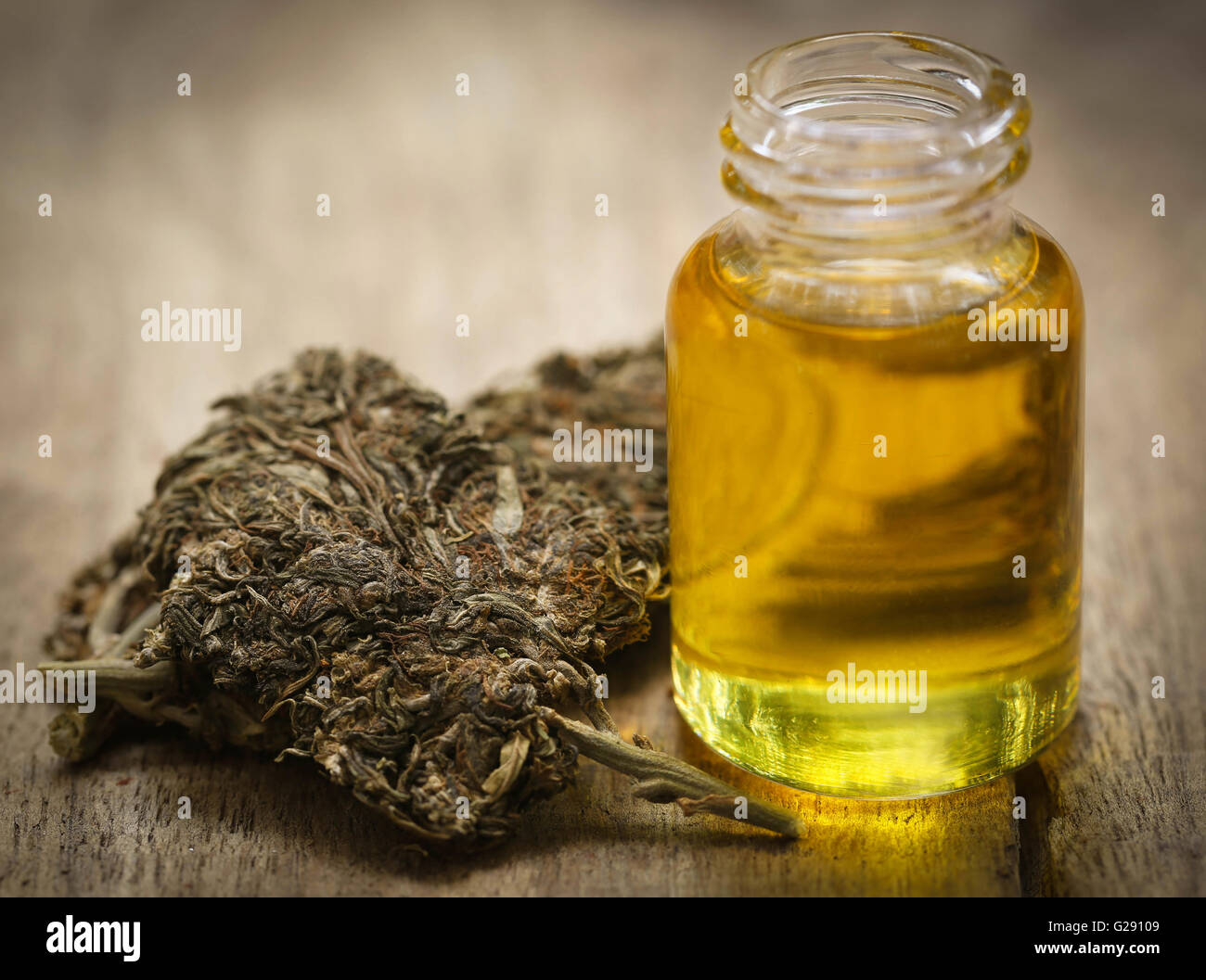 Le cannabis médicinal extrait avec de l'huile dans une bouteille Banque D'Images