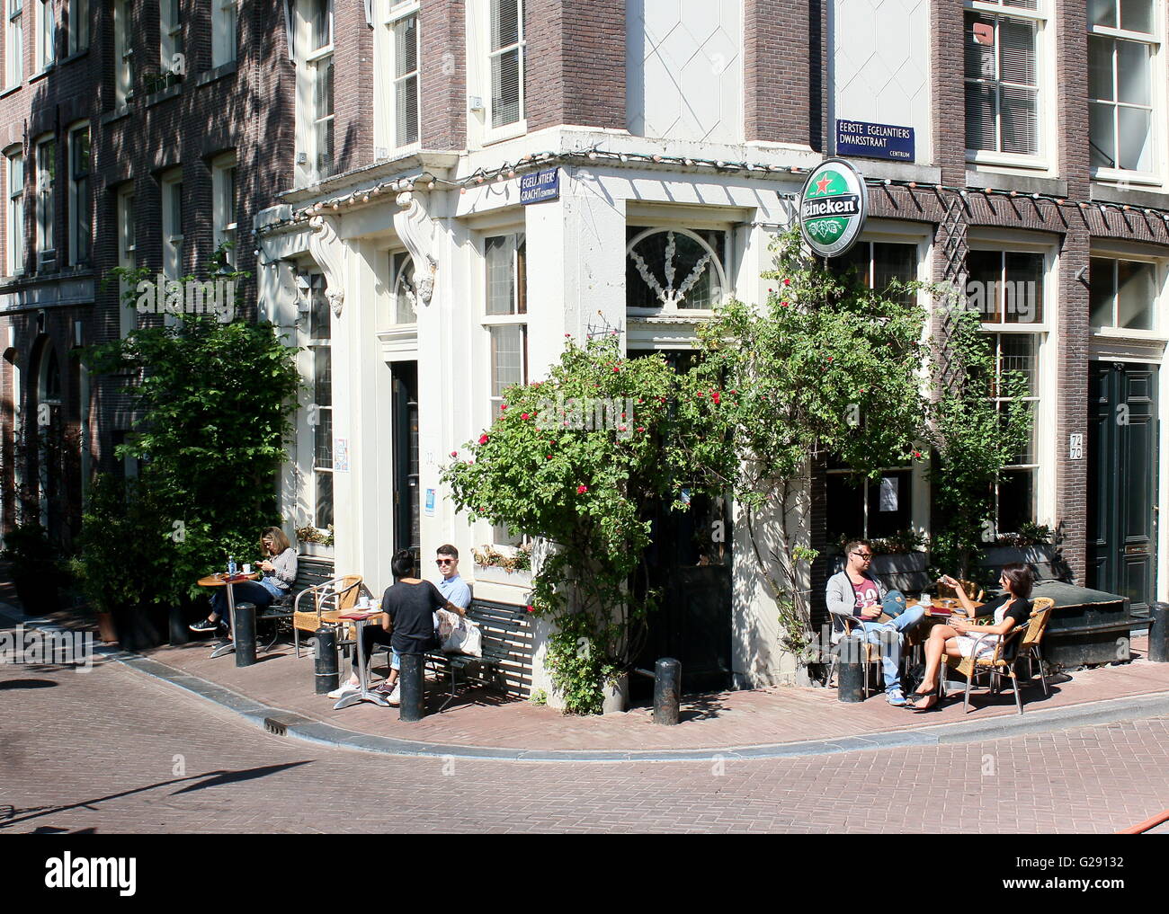 Terrasse printemps au Café 't la société Smalle Drinken, Egelantiersgracht canal, le centre-ville d'Amsterdam, Jordaan, Pays-Bas Banque D'Images