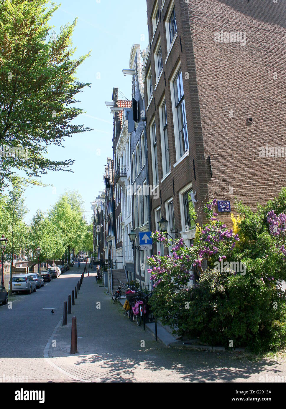 Ancienne maison du canal d'Amsterdam, avec des fleurs de printemps. Corner Leidsegracht et canal Prinsengracht, Jordaan, le centre d'Amsterdam, Pays-Bas Banque D'Images