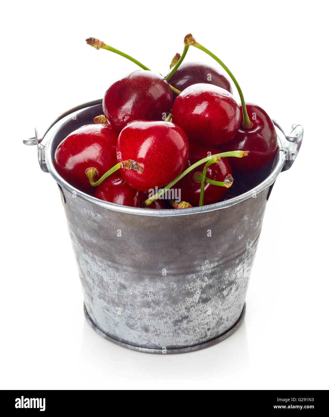 Les cerises mûres dans une benne métallique isolé sur fond blanc Banque D'Images