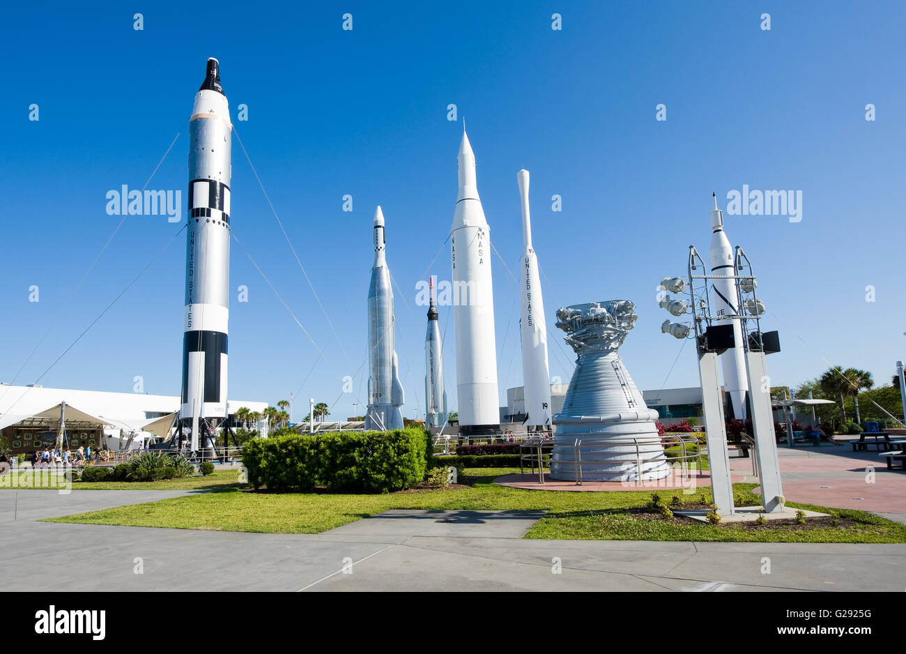 Plusieurs roquettes sont exposées dans le jardin de la fusée de complexe des visiteurs du Centre spatial Kennedy. Banque D'Images