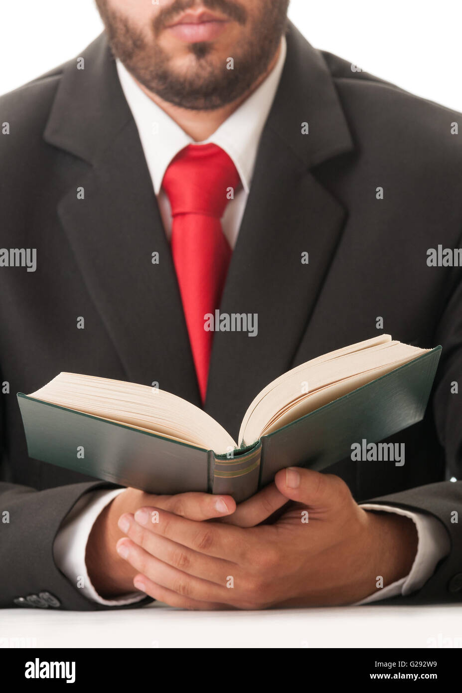 Avocat robe costume noir et cravate rouge lecture livre des lois Photo  Stock - Alamy