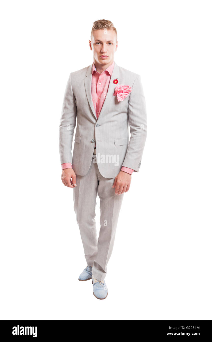 Modèle masculin élégant costume gris lumière élégant portant chemise rose  avec mouchoir et Photo Stock - Alamy