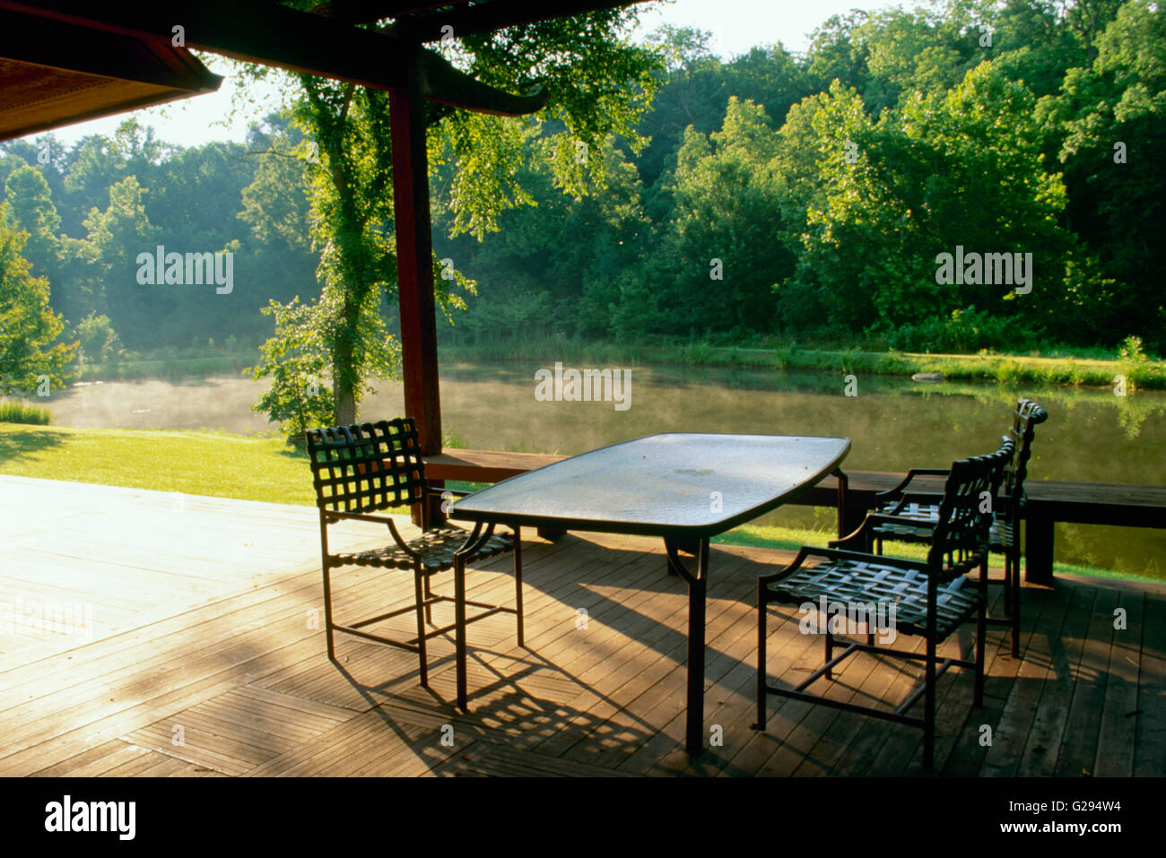 Matin d'été mist jardins entoure et la vue de la terrasse privée sur le lac, Missouri, États-Unis Banque D'Images