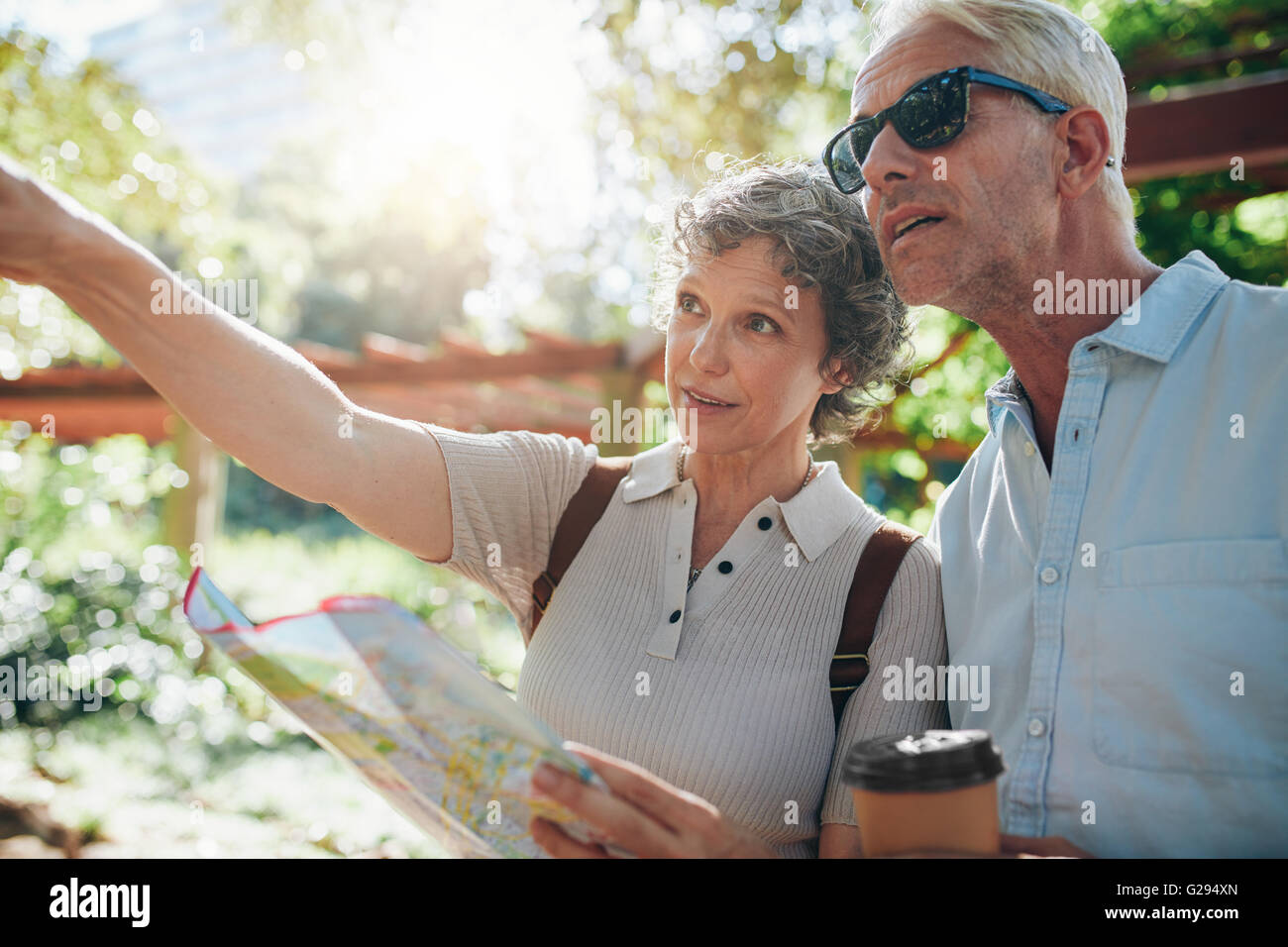 Couple en vacances avec femme tenant une carte montrant une vue. Banque D'Images