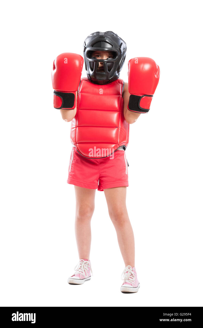 Adorable fille boxer mad par intérim et porter l'équipement complet avec des gants de boxe rouge et noir Casque de protection Banque D'Images